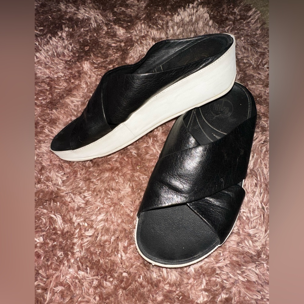 Fitflop Black and White platform comfort Sandals 8 summer beach vacation